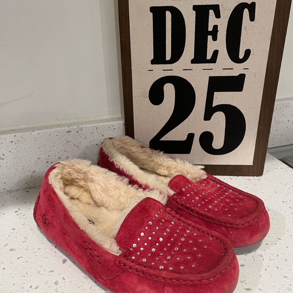 Fuchsia pink women’s rhinestone UGGs slippers, size 6.5.
